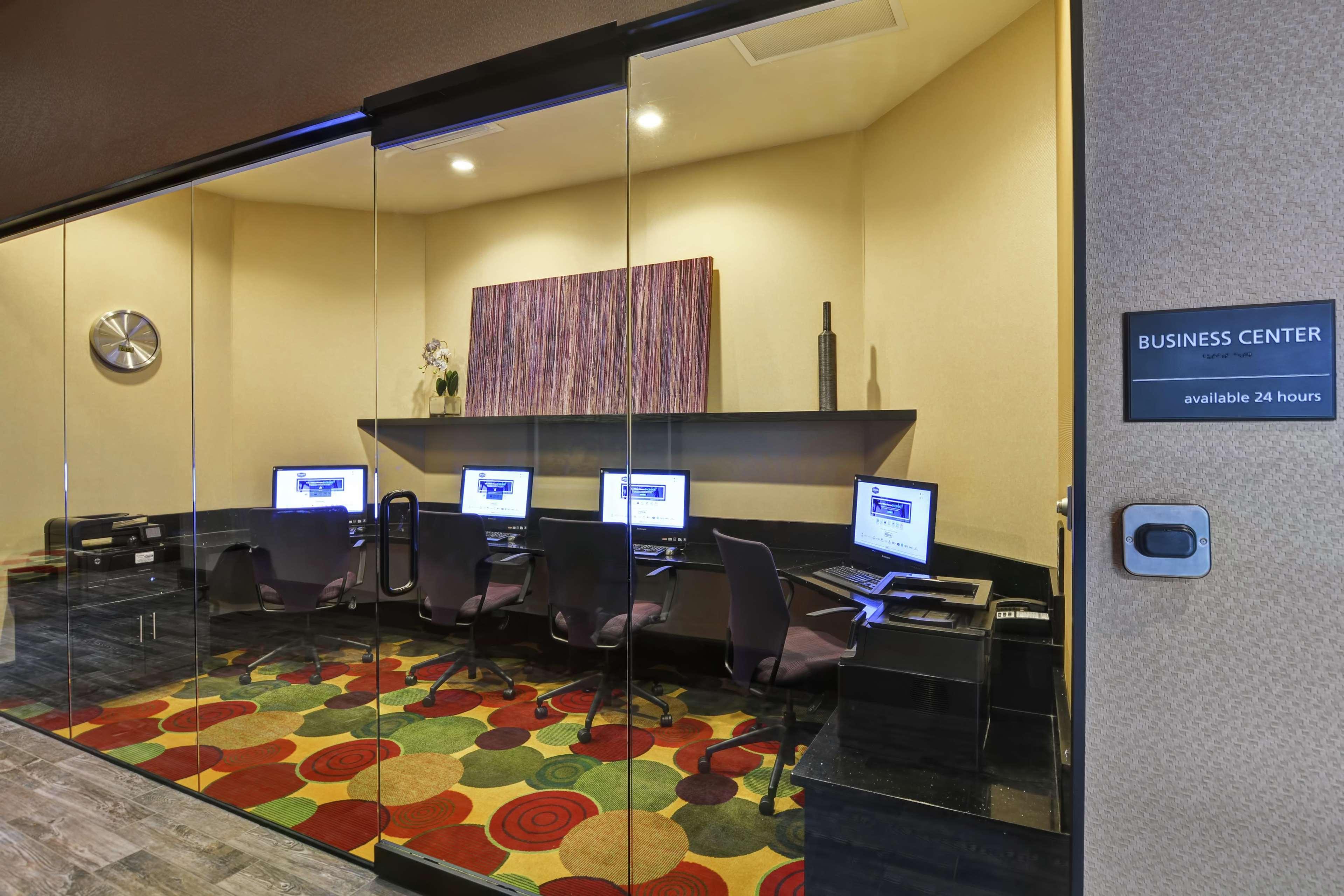 Hampton Inn & Suites Crabtree Raleigh Exterior photo